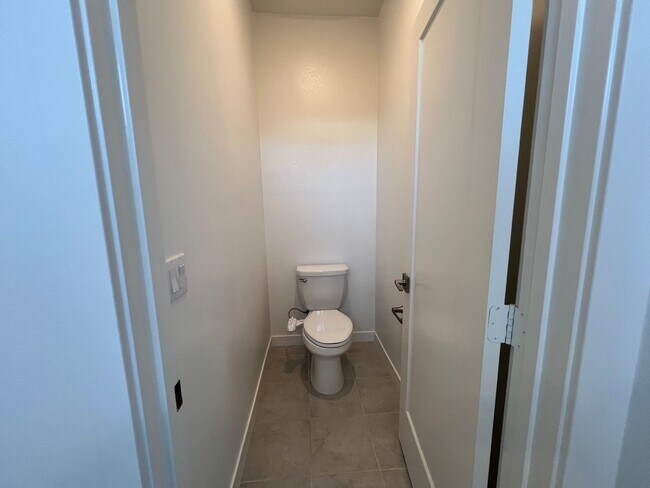 Building Photo - Beautiful furnished 4 bedroom Townhouse!