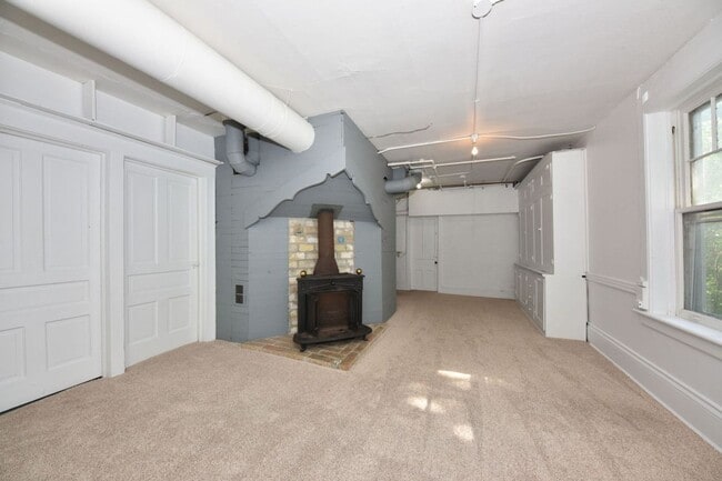 Building Photo - 3 bedroom Tosa Village townhome