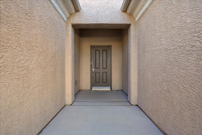 Building Photo - Lovely Home