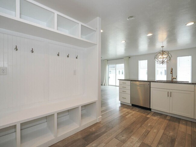 Building Photo - 3 Bedroom, 2.5 Bathroom Riverton Town Home