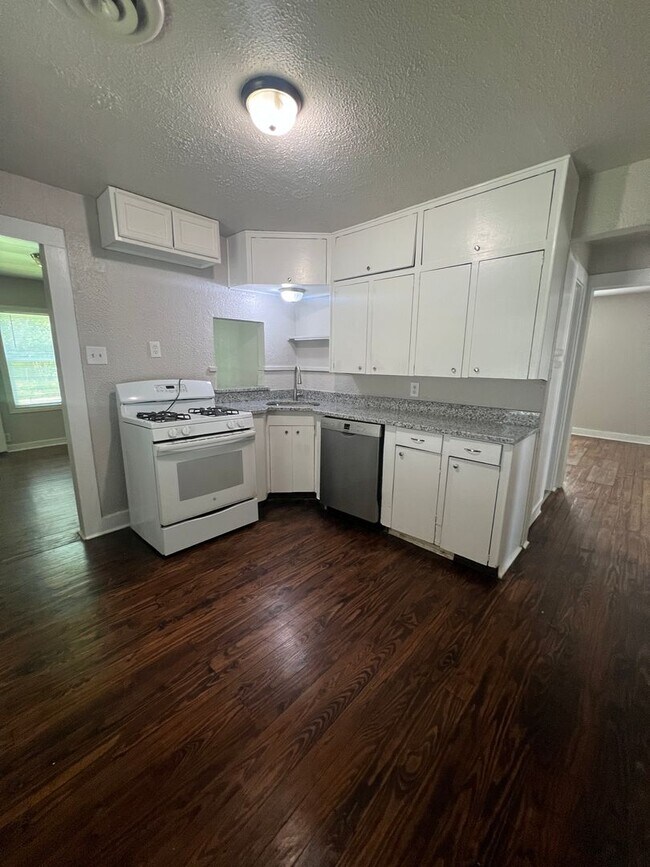 Building Photo - Unlock Your Next Door..3/2 Located Downtown Burleson
