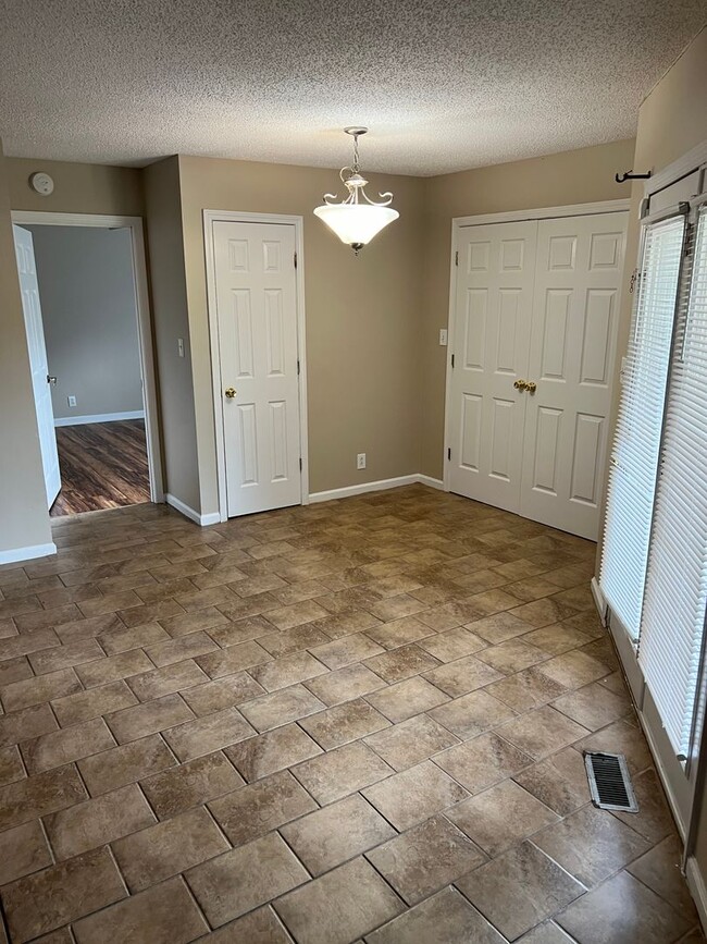 Building Photo - 3 Bed Home Rent Ready