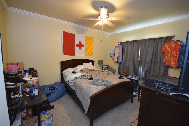 Building Photo - 4 Bed 2 Bath Home Centrally Located!