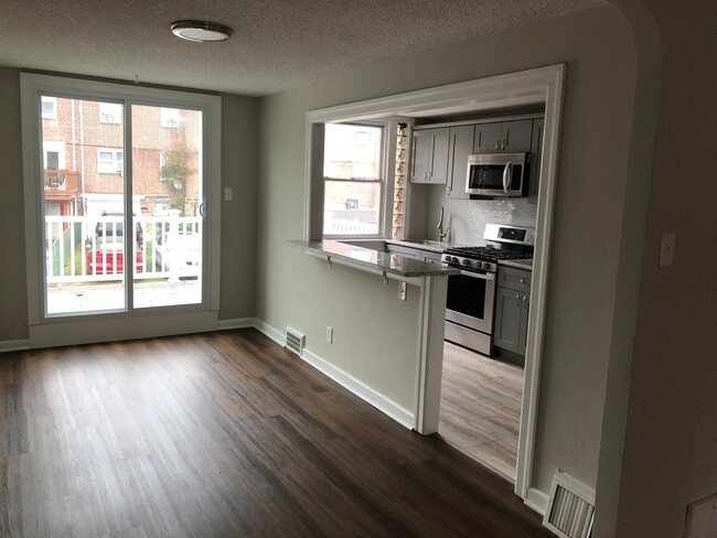 Building Photo - Updated Row - Holmesburg