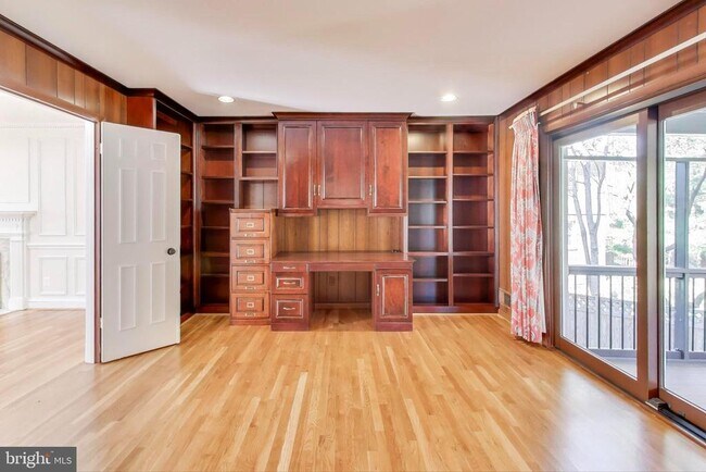 Building Photo - 4001 N Ridgeview Rd