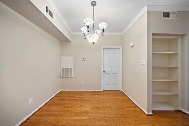 Building Photo - 2255 Braeswood Park Dr