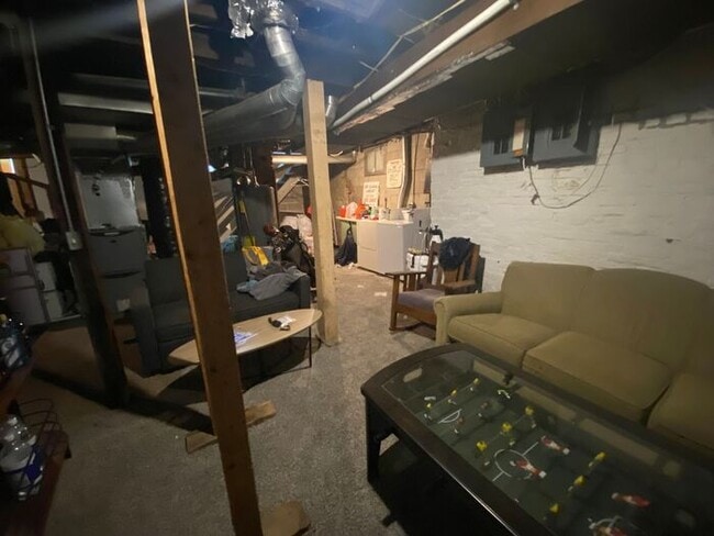 Building Photo - $625 | ROOMMATE WANTED | 7 Bedroom, 3 Bathroom House | Available for Immediate Move-In