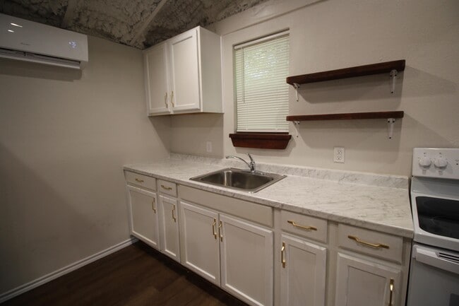 Building Photo - 213 N Waldrip St