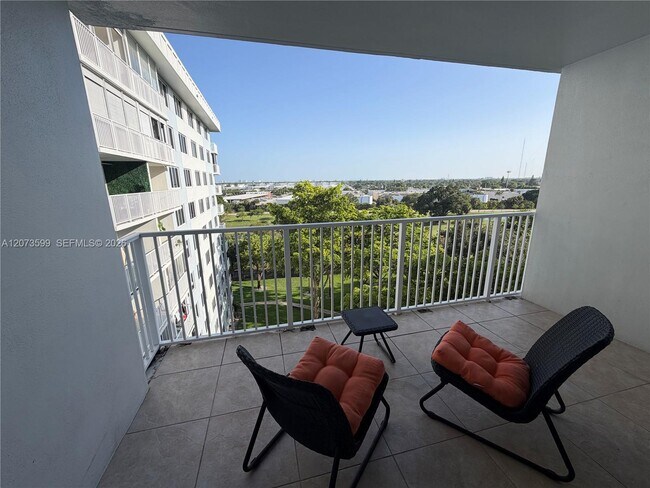 Building Photo - 4200 Hillcrest Dr