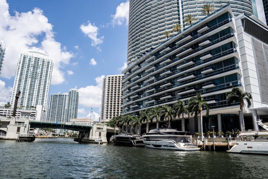 Building Photo - 485 Brickell Ave