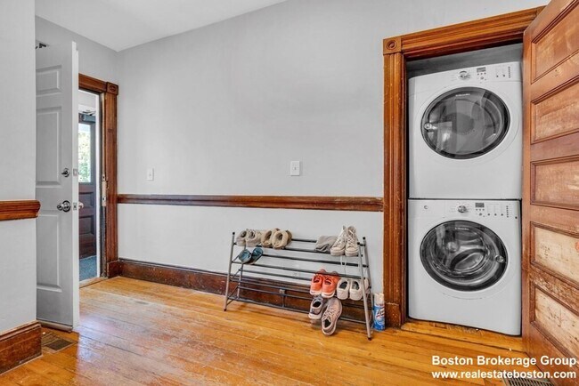 Building Photo - Get $1000 upon closing with monthly promo!  Spacious, Luxury Apartment with Huge Sunlit rooms nea...