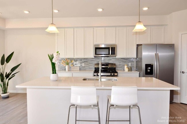 Building Photo - 1104 Salt Springs Dr