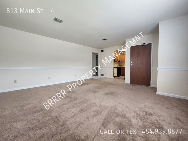 Building Photo - Garabe parking, storage unit and on-site l...