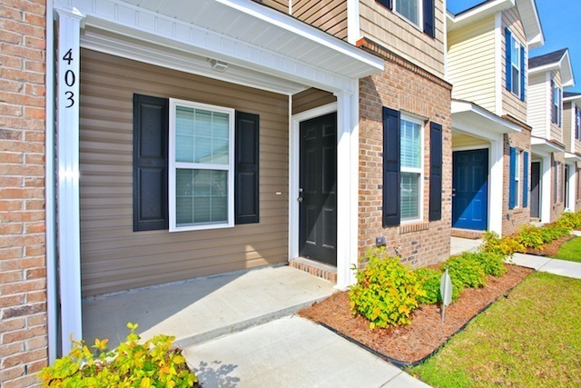 Building Photo - Two Bedroom Two and Half Bath Townhome