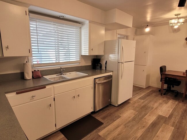 Building Photo - 824 NE 4th St