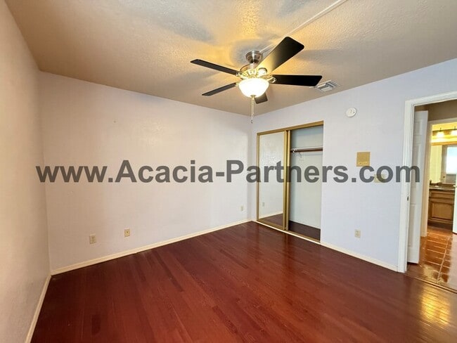 Building Photo - Three Bedroom/Two Bath Home