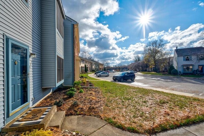 Building Photo - 811 Kings Croft Dr