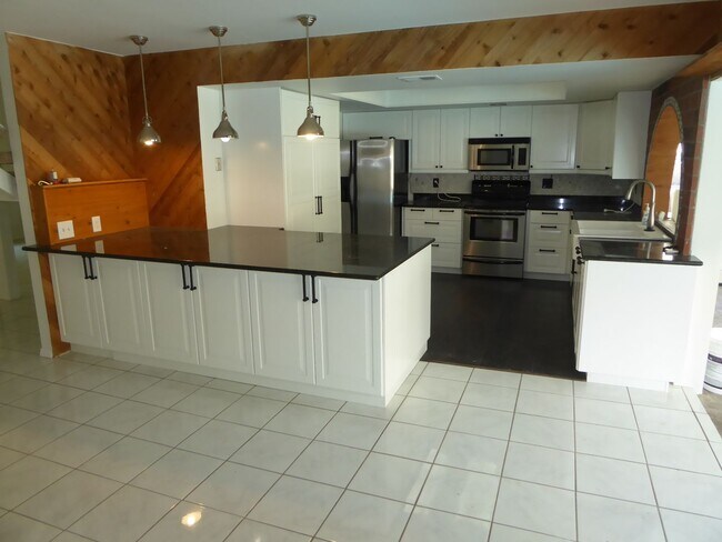 Building Photo - 3 Bedroom Pool Home in Canyon Country!