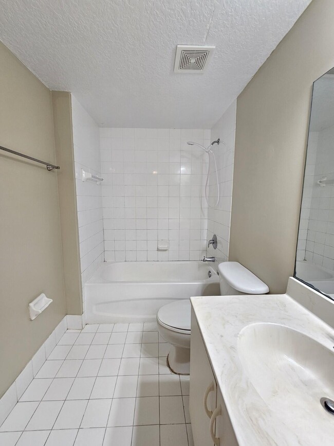 Building Photo - 1063 Golden Lakes Blvd