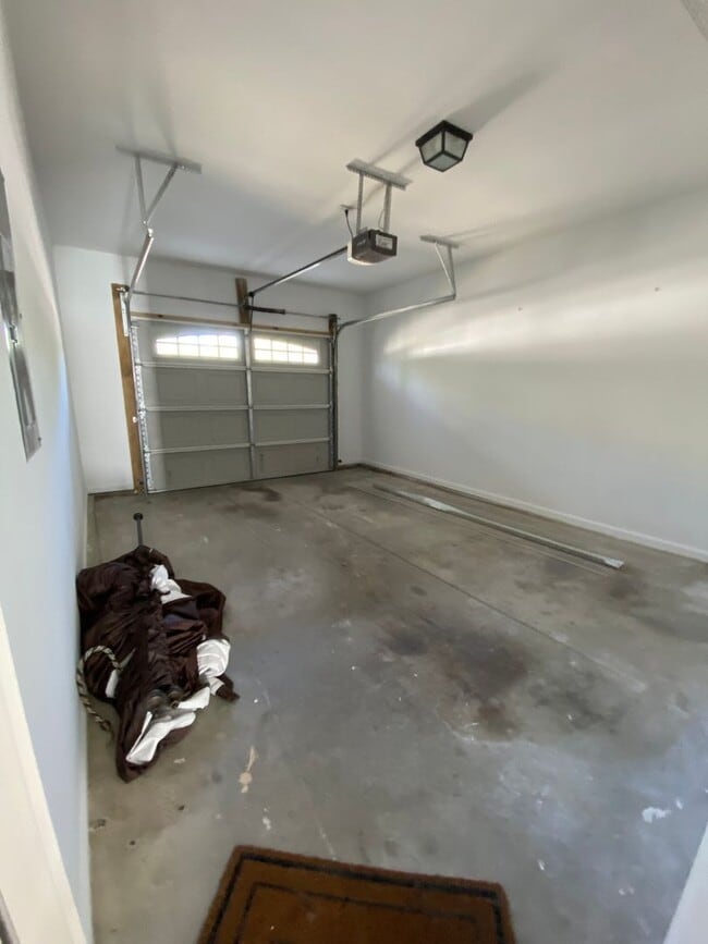 Building Photo - End Unit Townhouse in Pennington Square