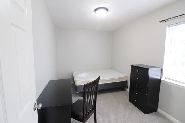 Building Photo - 1384 Bradley Dr