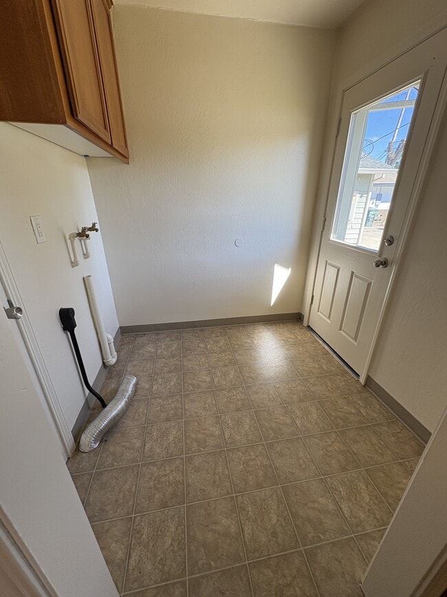 Building Photo - 401 Ainsley Ave