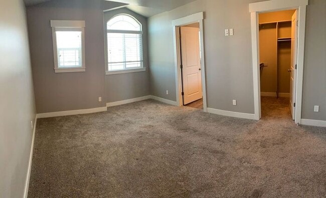 Building Photo - Spacious Townhome with 1 car garage w/ Mountain Views