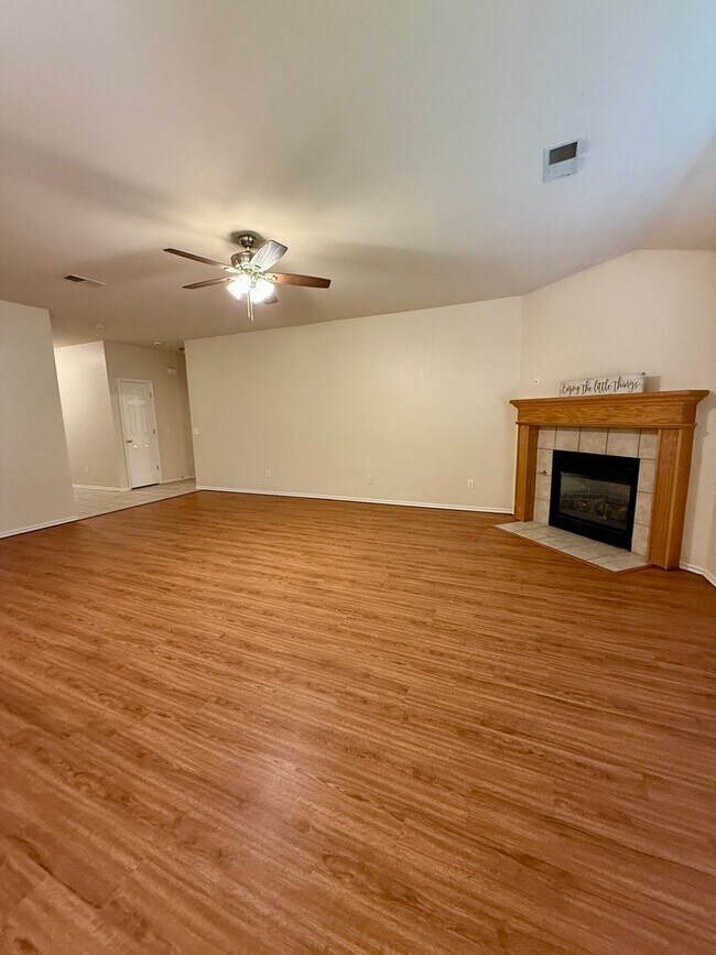 Building Photo - 4 bedroom with Storm Shelter in Yukon Gate...