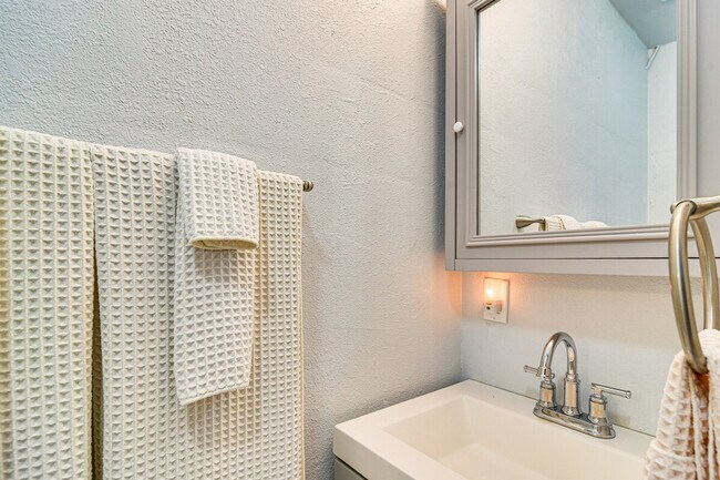 Building Photo - 1409 Maple St