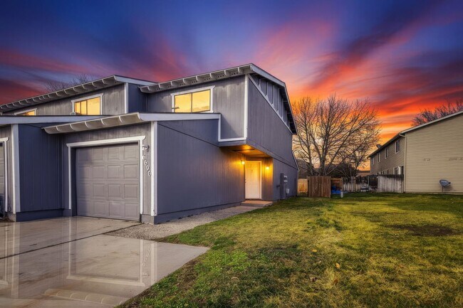 Building Photo - 2bed, 1.5 bath Duplex with Garage & Fenced Yard!