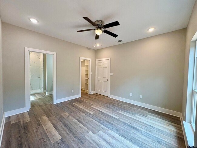 Building Photo - 682 el Paso Dr