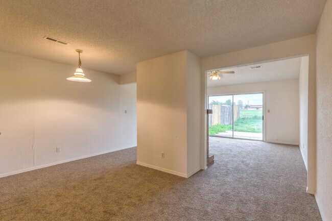 Building Photo - 304 W Quantico St