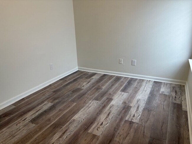 Building Photo - 203 Lake Forest Dr