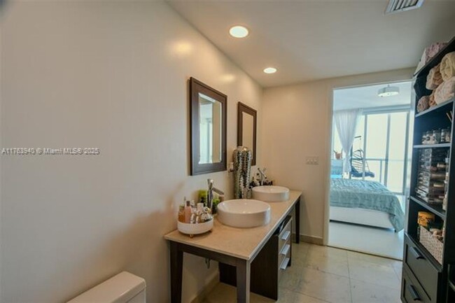 Building Photo - 495 Brickell Ave