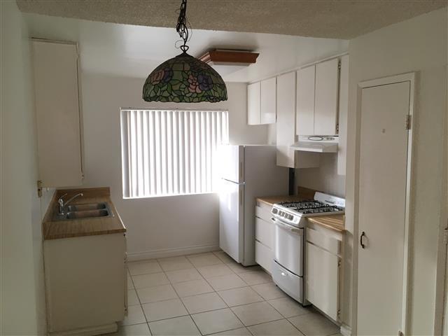 Building Photo - Great Upstairs 2BD/1BA Condo, Community Po...