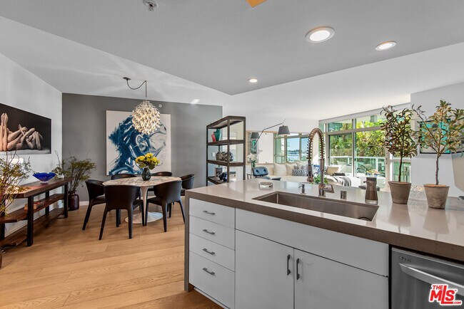 Building Photo - 13700 Marina Pointe Dr