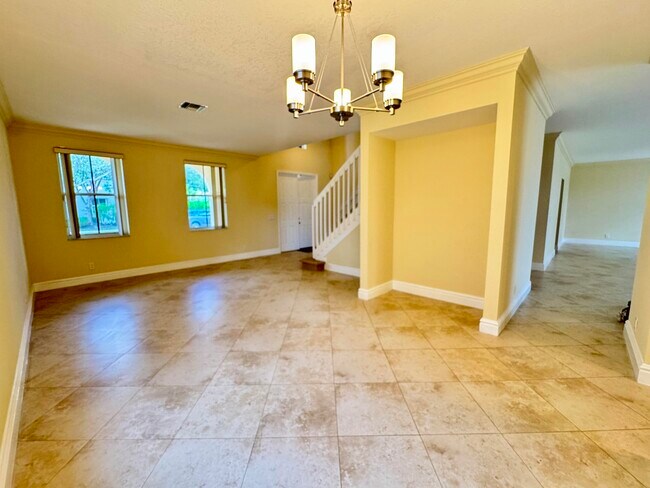 Building Photo - 898 Tulip Cir