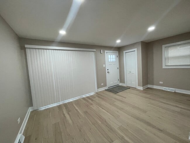 Building Photo - 8511 S Parkside Ave