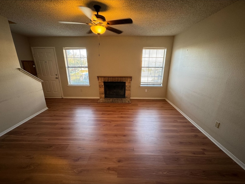 Building Photo - 1227 Dallas Dr