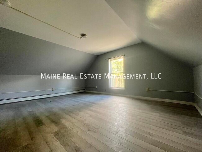 Building Photo - 554 S Main St