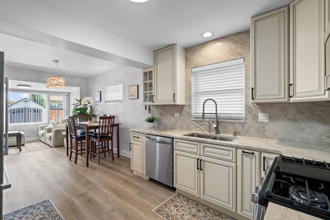 Building Photo - 7625 W Strong St