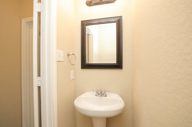 Building Photo - For Lease | 4 Bed, 2.5 Bath | 2,587 Sq Ft ...