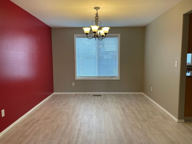 Building Photo - Spacious 5 Bedroom Home! Granite Counters! Pet friendly! Tons of Room for Entertaining!