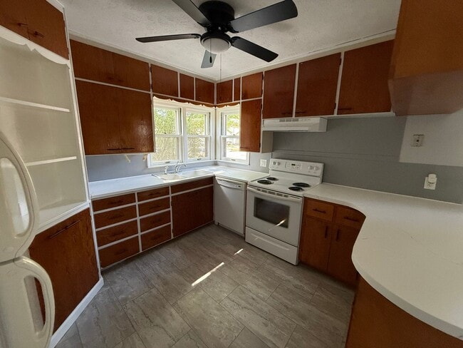 Building Photo - Spacious 2 Bedroom, 2 Bath Home with Bonus Space and a Single Car Garage