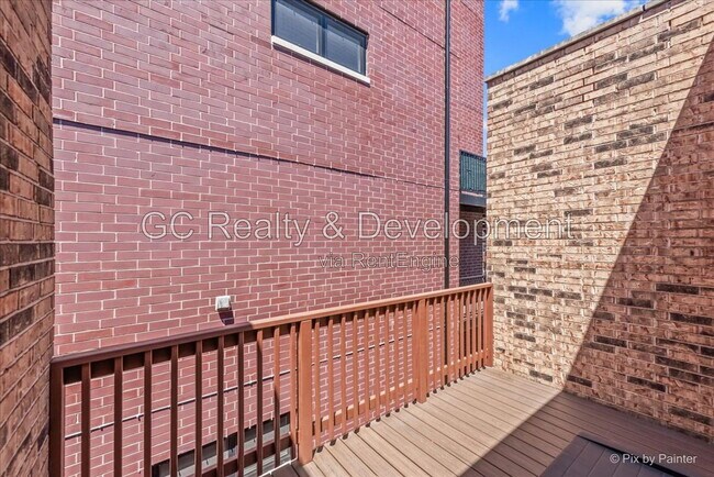 Building Photo - 832 W Barry Ave