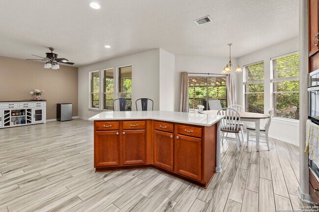Building Photo - Charming Home Awaits: Spacious & Modern Li...