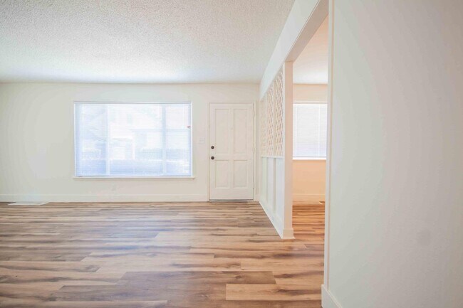 Building Photo - 5085 N Roosevelt Ave