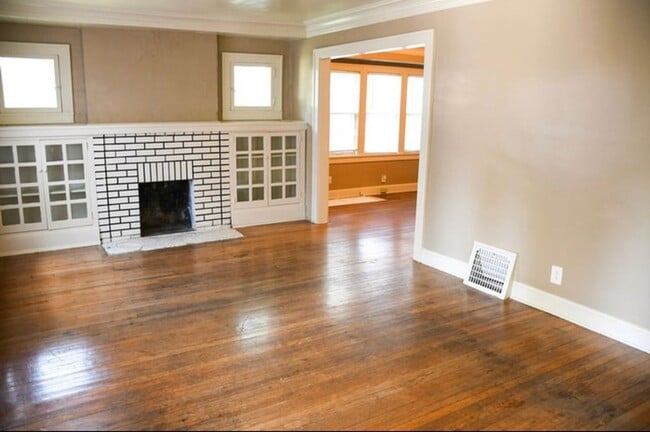 Building Photo - Charming 3-Bed Home with Fireplace & Hardw...