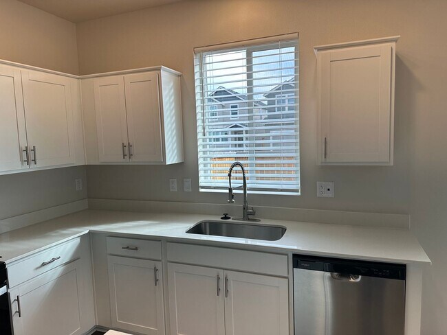 Building Photo - 4 bedroom 2.5 bathroom home!