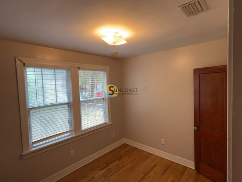 Building Photo - 353 W 68th St
